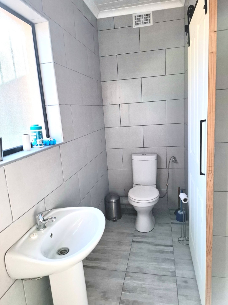 4 Bedroom Property for Sale in Oakdale Western Cape